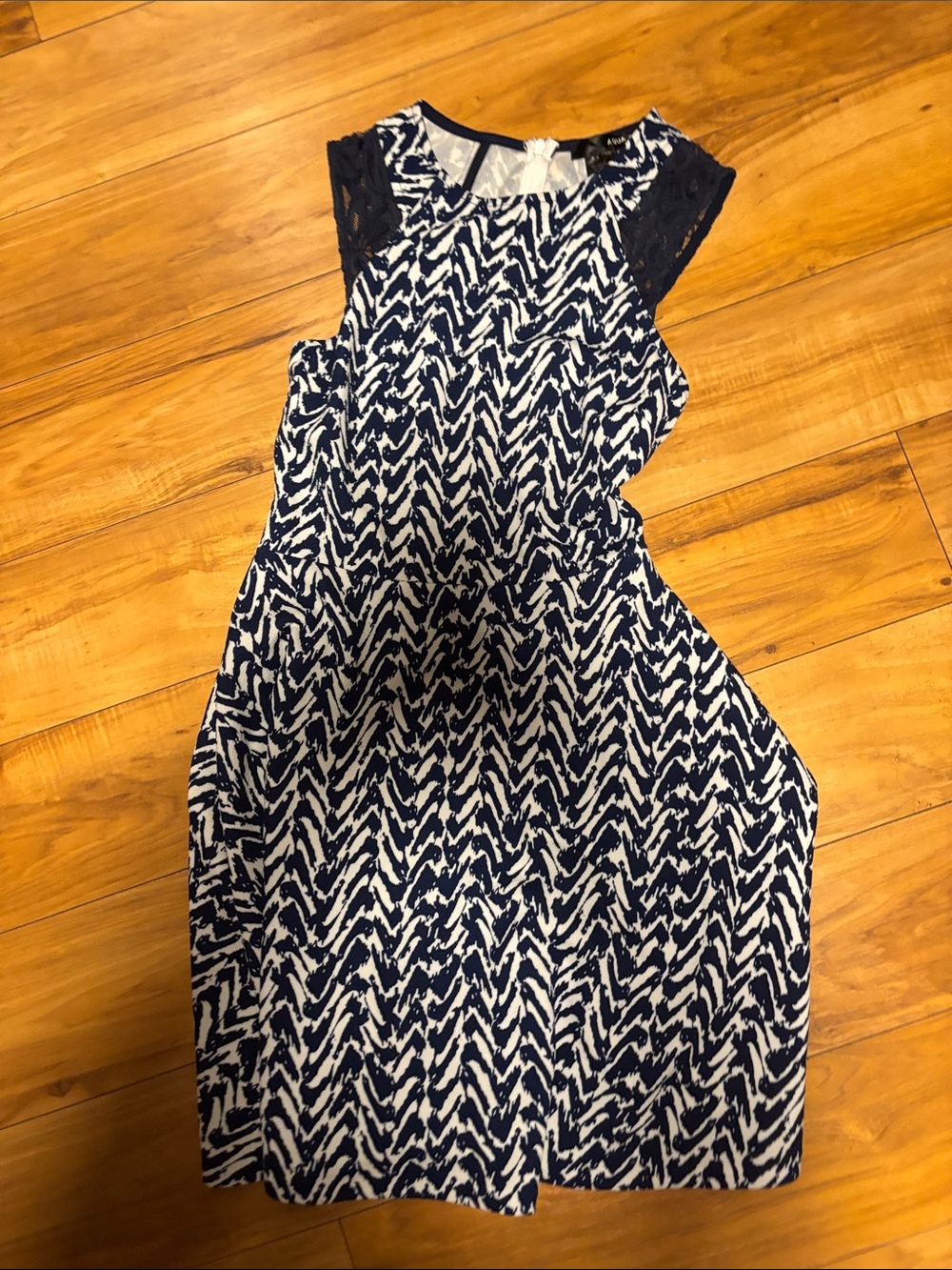 Aqua NWT Navy Patterned A-Line Navy Flowy Dress with Lace Cap Sleeves sz Small